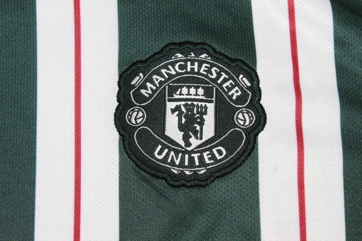 Kit de niño Manchester United visitante 23/24