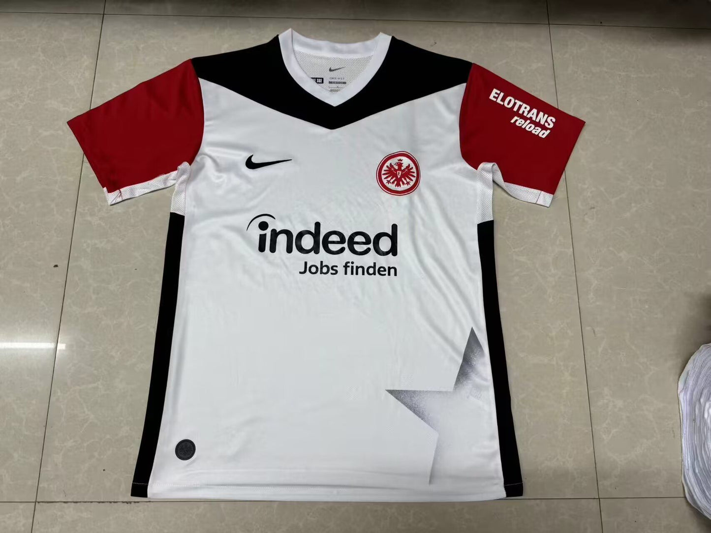 Eintracht Frankfurt local 24/25 (ver descripción)