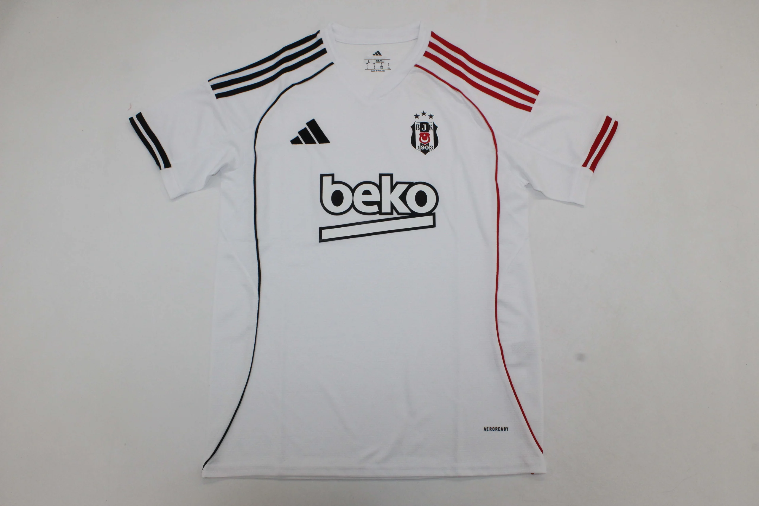 Clubes26-Besiktas-local-portada Besiktas local 25/26 - Imagen 1