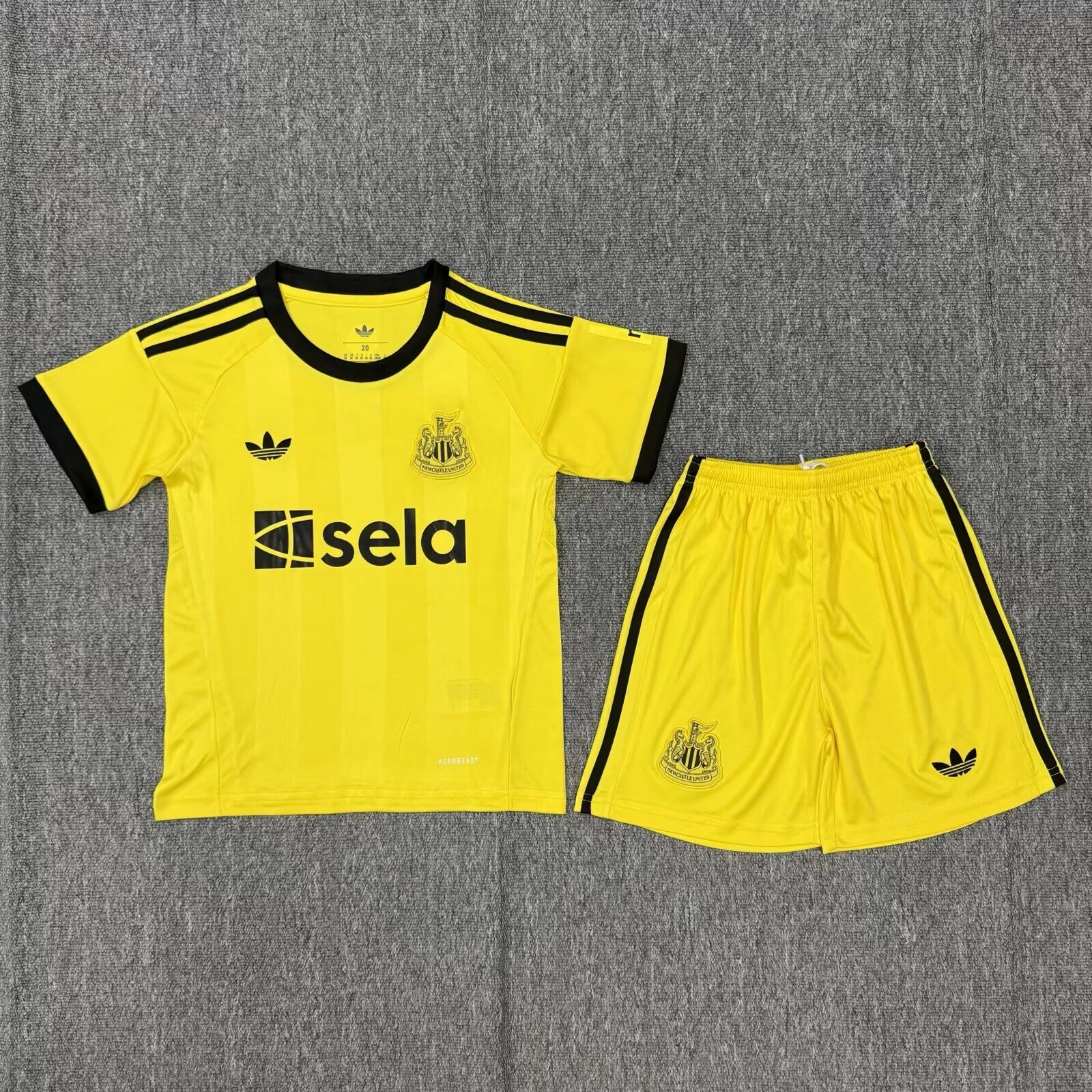 Clubes26-KitNino-Newcastle-United-portero-color-amarillo-portada Kit de niño Newcastle United portero color amarillo 25/26 - Imagen 1