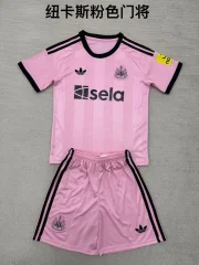 Kit de niño Newcastle United portero color rosa 25/26