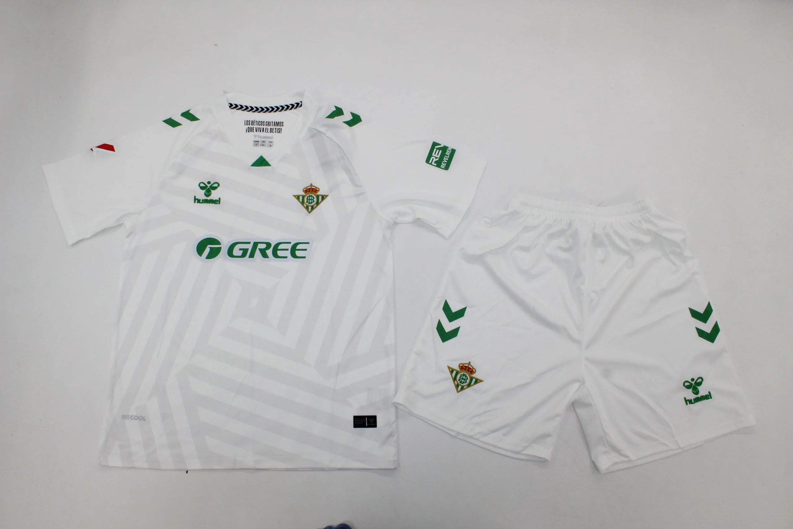 Clubes26-KitNino-Real-Betis-portero-color-blanco-portada Kit de niño Real Betis portero color blanco 25/26 - Imagen 1