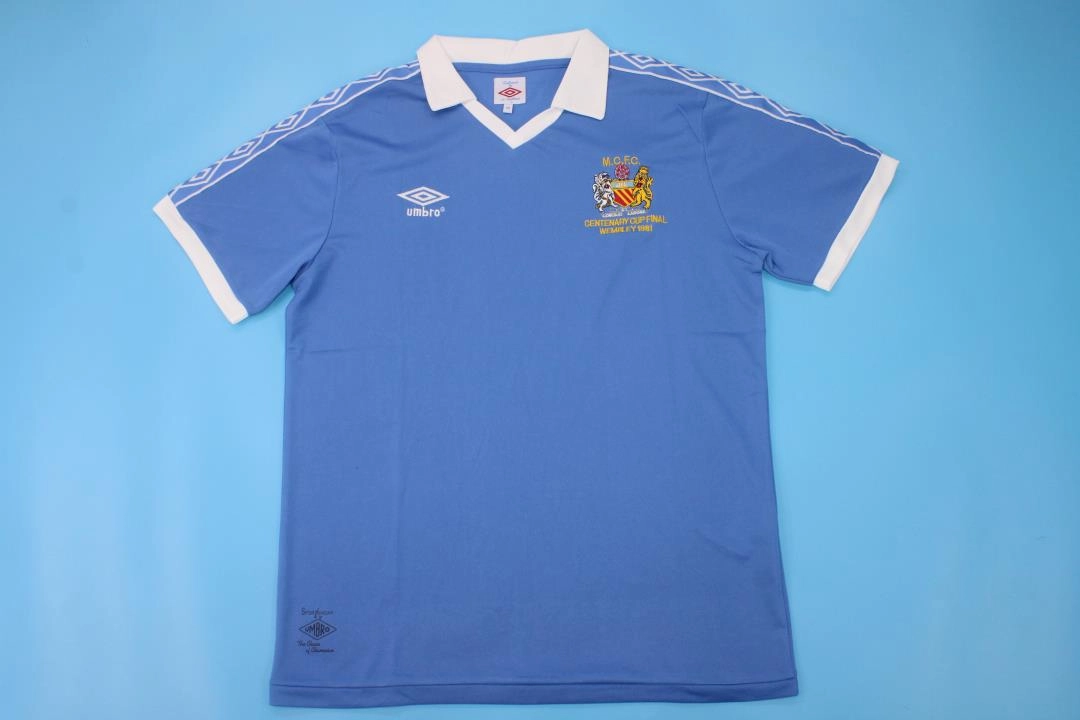 Retro-Clubes-Manchester-City-81-82-portada Manchester City retro 81/82 - Imagen 1