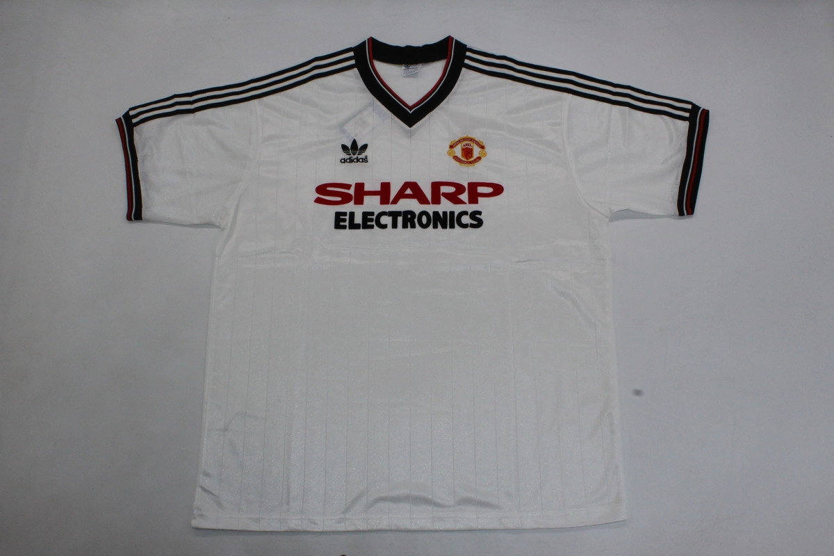 Retro-Clubes-Manchester-United-82-83-visitante-portada Manchester United retro 82/83 visitante - Imagen 1
