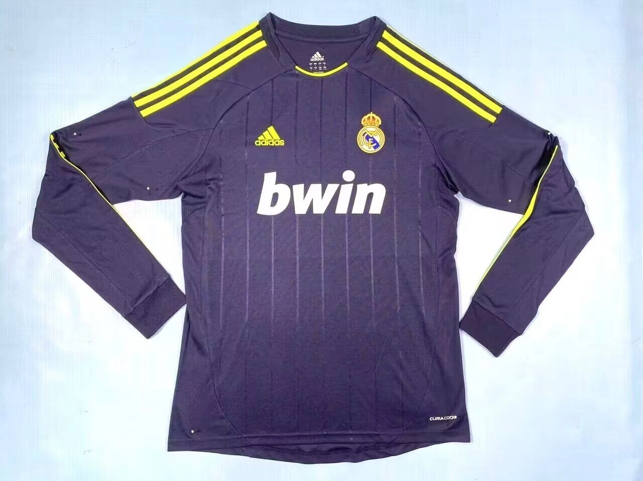 Retro-Clubes-Real-Madrid-12-13-manga-larga-visitante-portada Real Madrid retro manga larga 12/13 visitante - Imagen 1