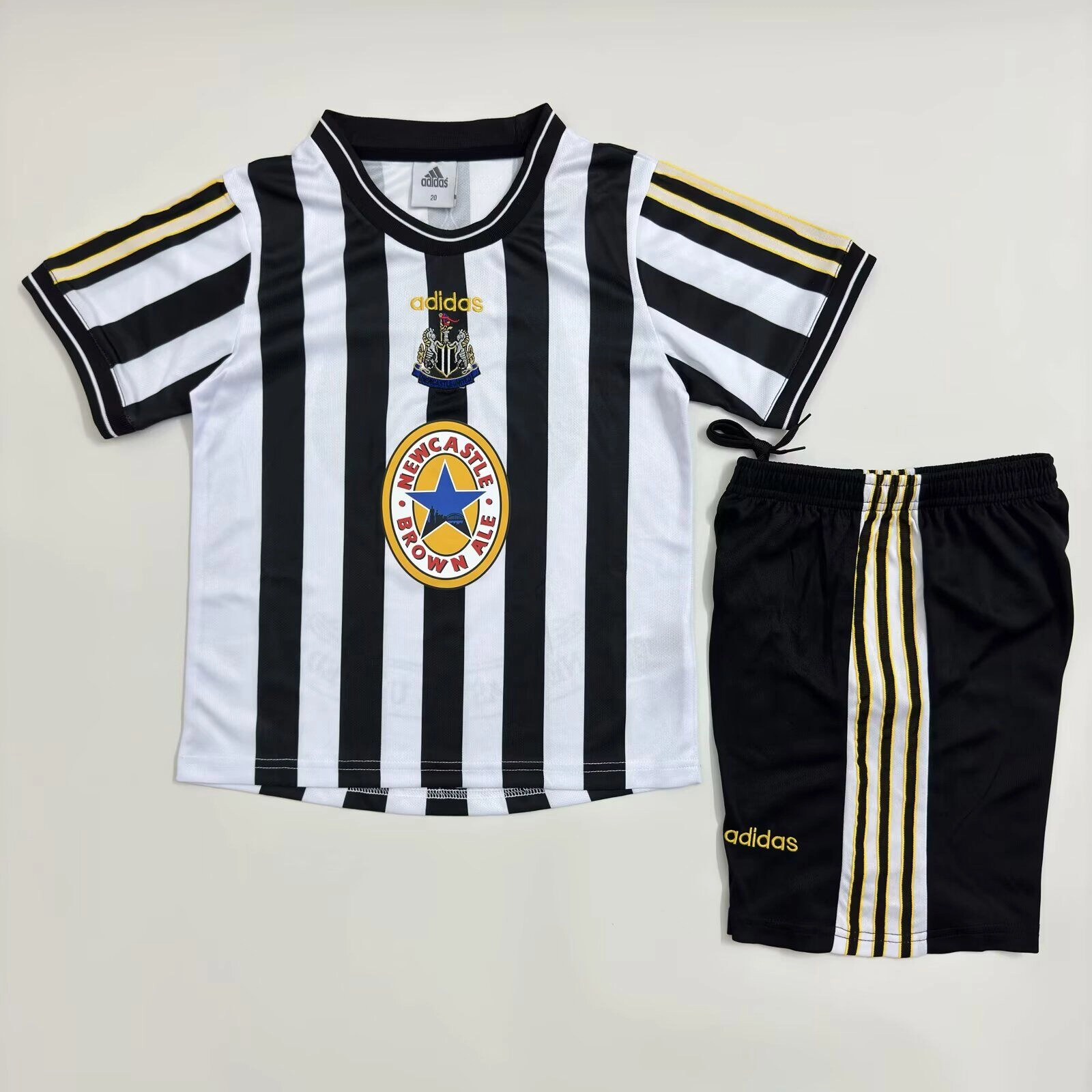 Retro-Kit-de-Niño-Newcastle-United-97-99-portada Kit de niño Newcastle United retro 97/99 - Imagen 1