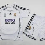 Kit de niño Real Madrid retro 06/07 local