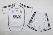 Kit de niño Real Madrid retro 06/07 local