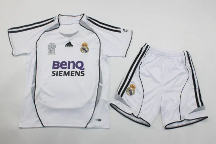 Kit de niño Real Madrid retro 06/07 local