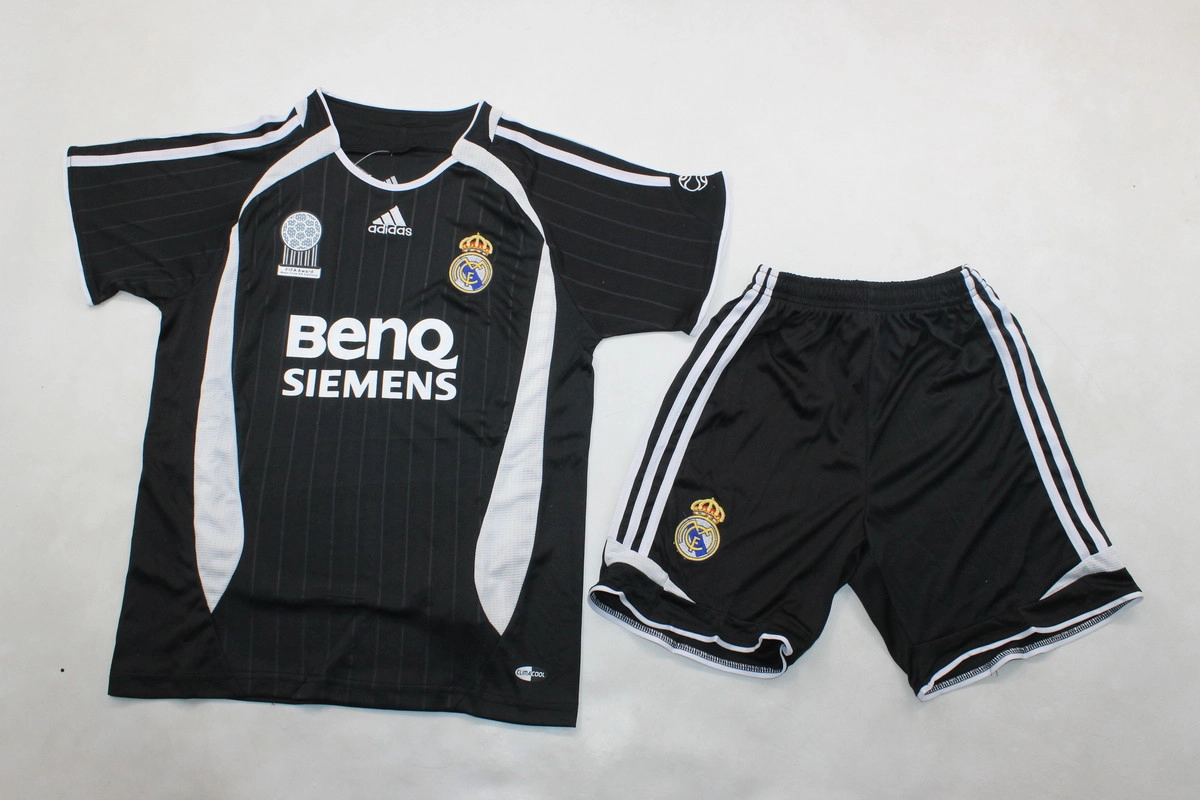 Retro-Kit-de-Niño-Real-Madrid-06-07-visitante-portada Kit de niño Real Madrid retro 06/07 visitante - Imagen 1