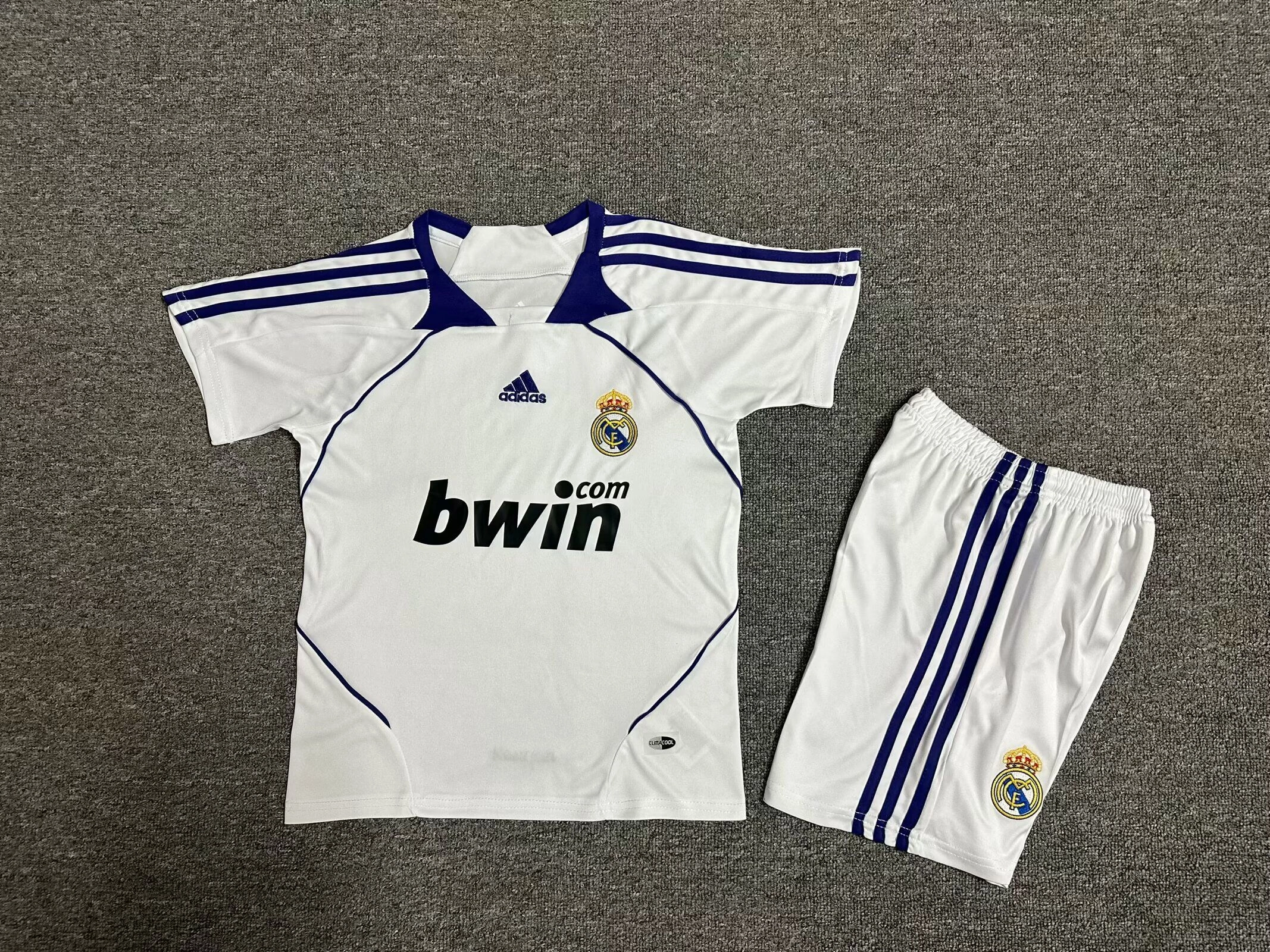 Retro-Kit-de-Niño-Real-Madrid-07-08-portada Kit de niño Real Madrid retro 07/08 - Imagen 1