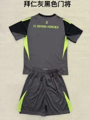 Kit de niño Bayern Münich portero color gris 25/26 - Imagen 2