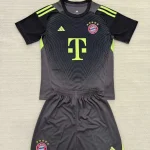 Kit de niño Bayern Münich portero color gris 25/26