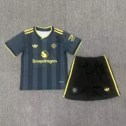 Kit de niño Manchester United alternativa 25/26