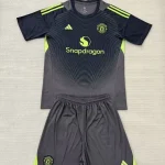 Kit de niño Manchester United portero color negro 25/26