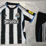 Kit de niño Newcastle United local 25/26