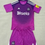 Kit de niño Newcastle United portero color lila 25/26