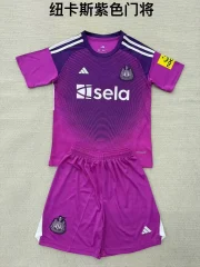 Kit de niño Newcastle United portero color lila 25/26
