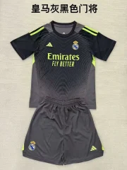 Kit de niño Real Madrid portero color gris 25/26