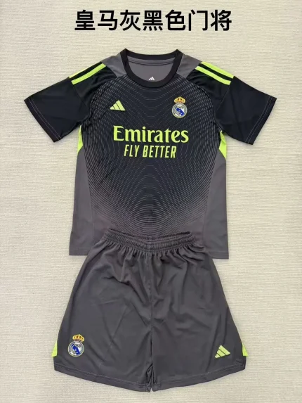 Kit de niño Real Madrid portero color gris 25/26