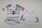 Kit de niño Bayern Münich visitante versión jugador 25/26