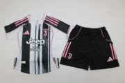 Kit de niño Juventus local versión jugador 25/26