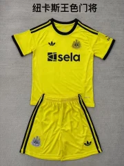 Kit de niño Newcastle United portero color amarillo 25/26