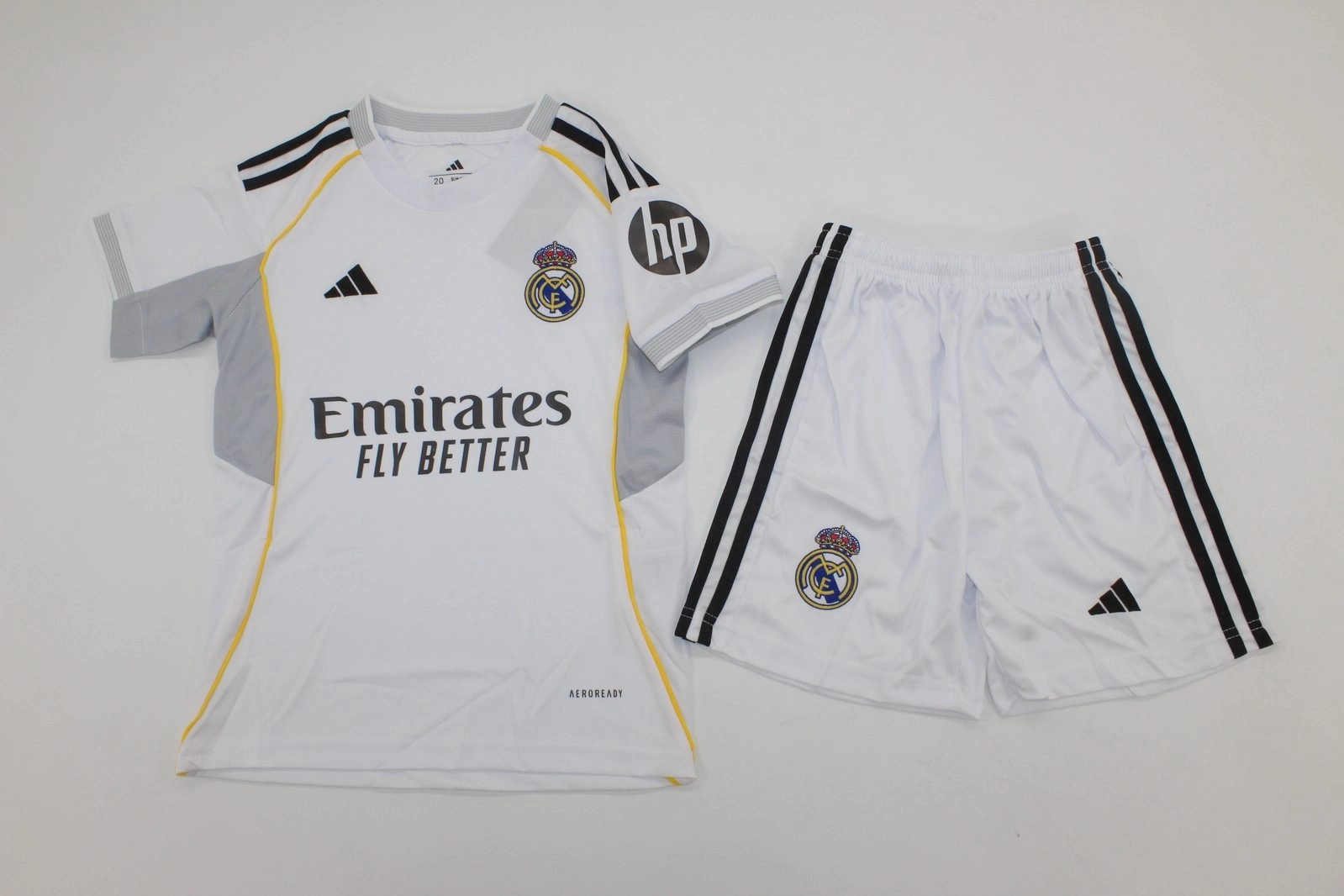 Clubes-26-TallaNino-Kit-de-Nino-Real-Madrid-local-portada Kit de niño Real Madrid local 25/26 - Imagen 1