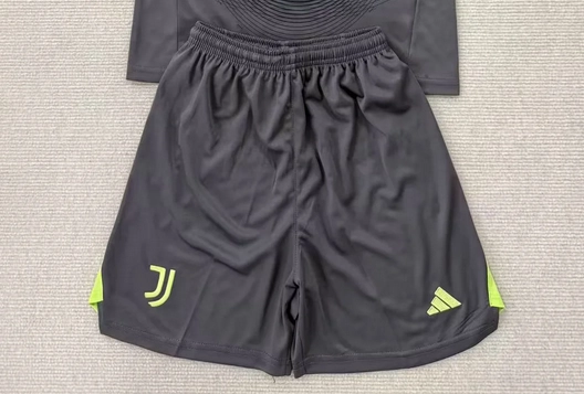 Short26-Juventus-portero-negro-portada Short Juventus portero color negro 25/26 - Imagen 1
