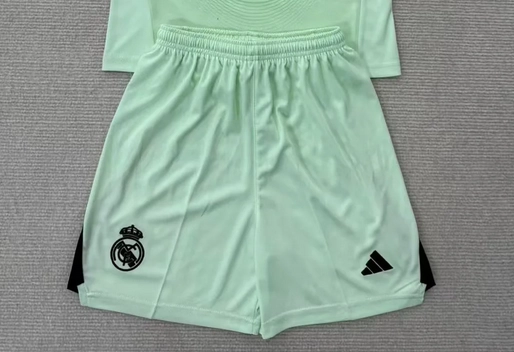 Short26-Madrid-portero-verde-portada Short Real Madrid portero color verde 25/26 - Imagen 1