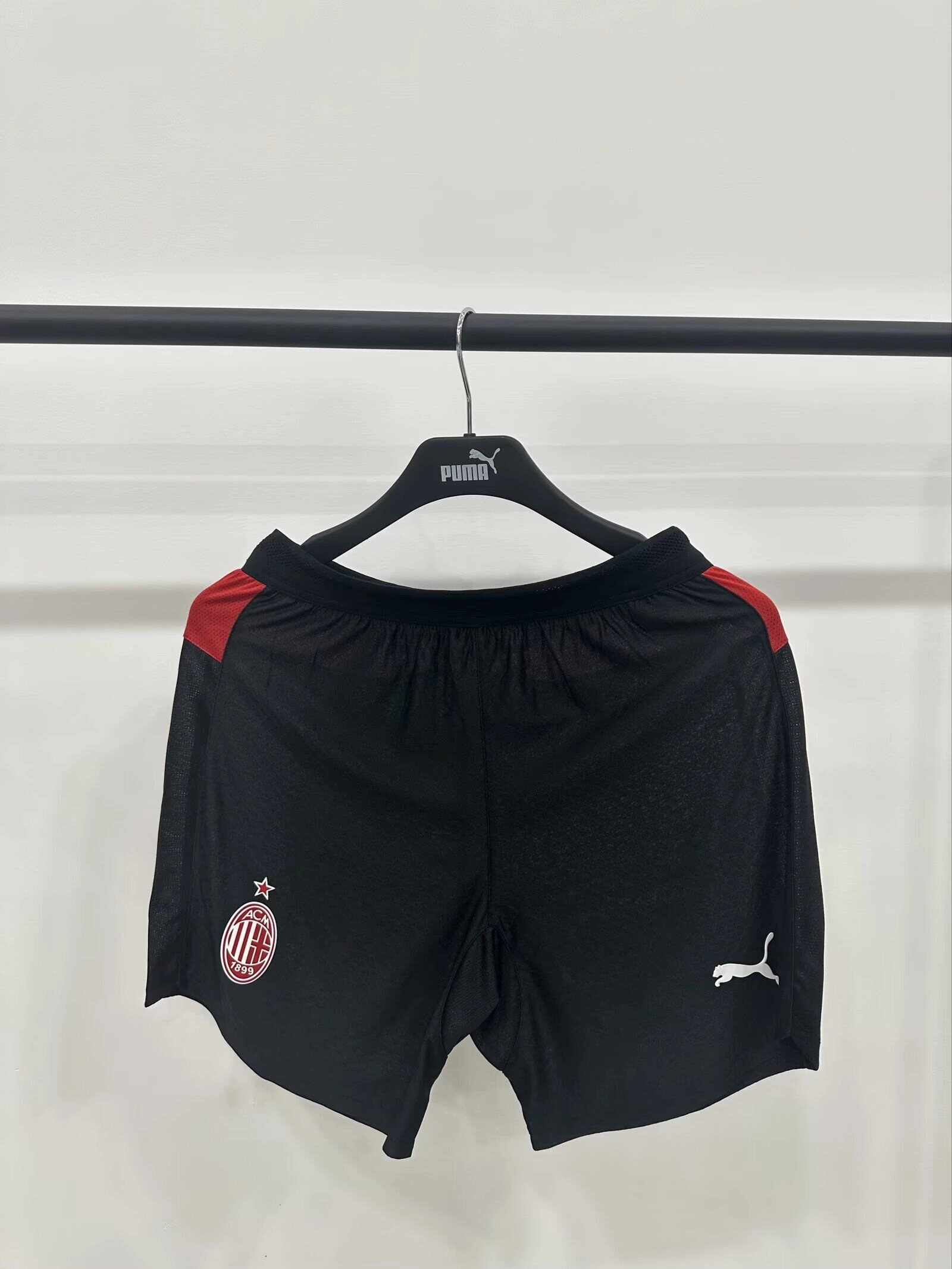 Short26-Milan-local-vj-portada Short Milán local 25/26 versión jugador - Imagen 1