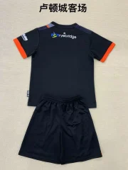Kit de niño Luton Town local 25/26 - Imagen 2