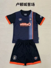 Kit de niño Luton Town local 25/26