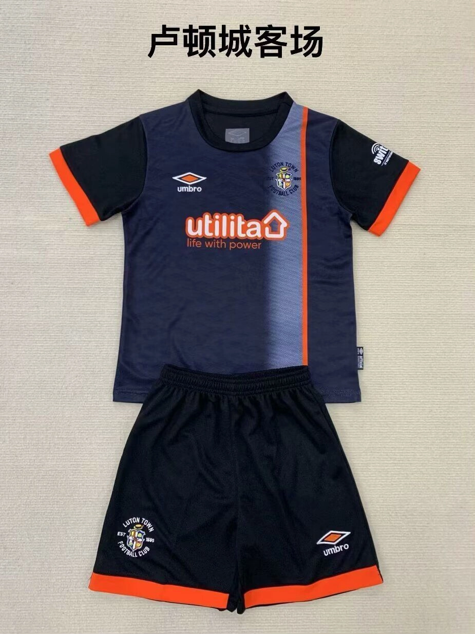TallaNino26-Luton-Town-visitante-portada Kit de niño Luton Town local 25/26 - Imagen 1