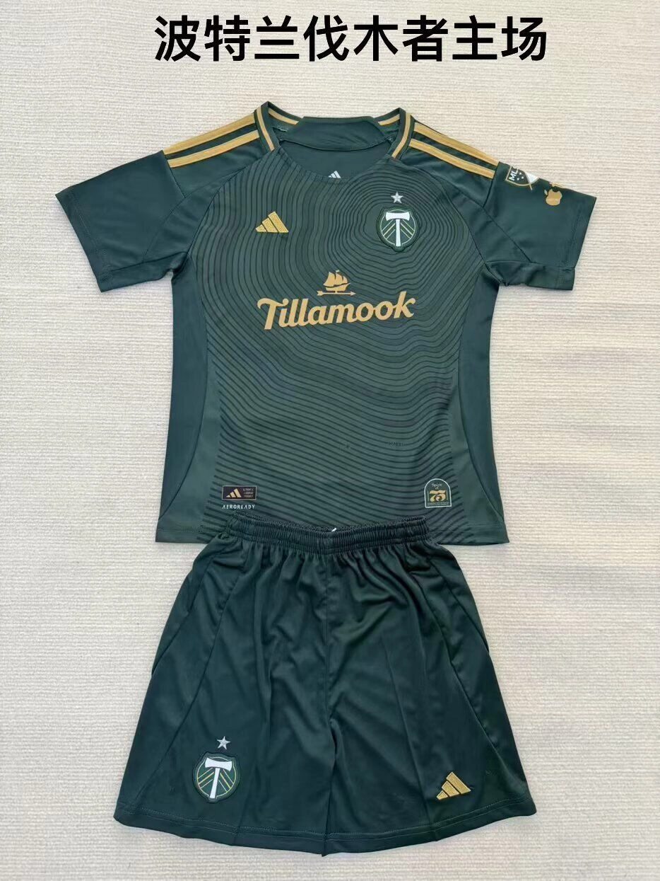 TallaNino26-Portland-local-portada Kit de niño Portland Timbers local 25/26 - Imagen 1