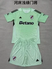 Kit de niño River Plate portero color verde 25/26