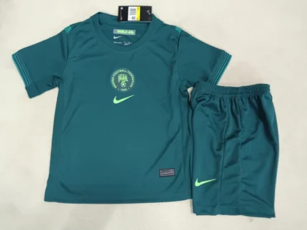 Kit de niño Nigeria visitante 2025