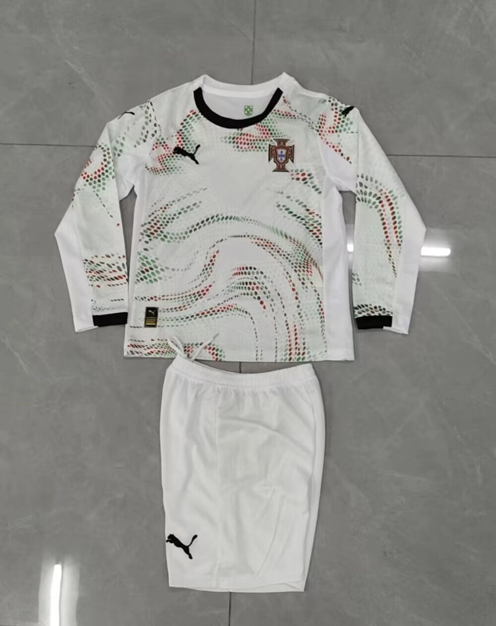 a Kit de niño Portugal visitante 2025 manga larga - Imagen 1