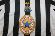 Kit de niño Newcastle United retro 97/99 - Imagen 9