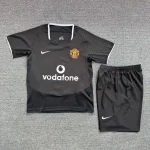 Kit de niño Manchester United retro 03/04