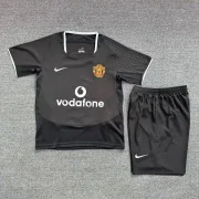Kit de niño Manchester United retro 03/04