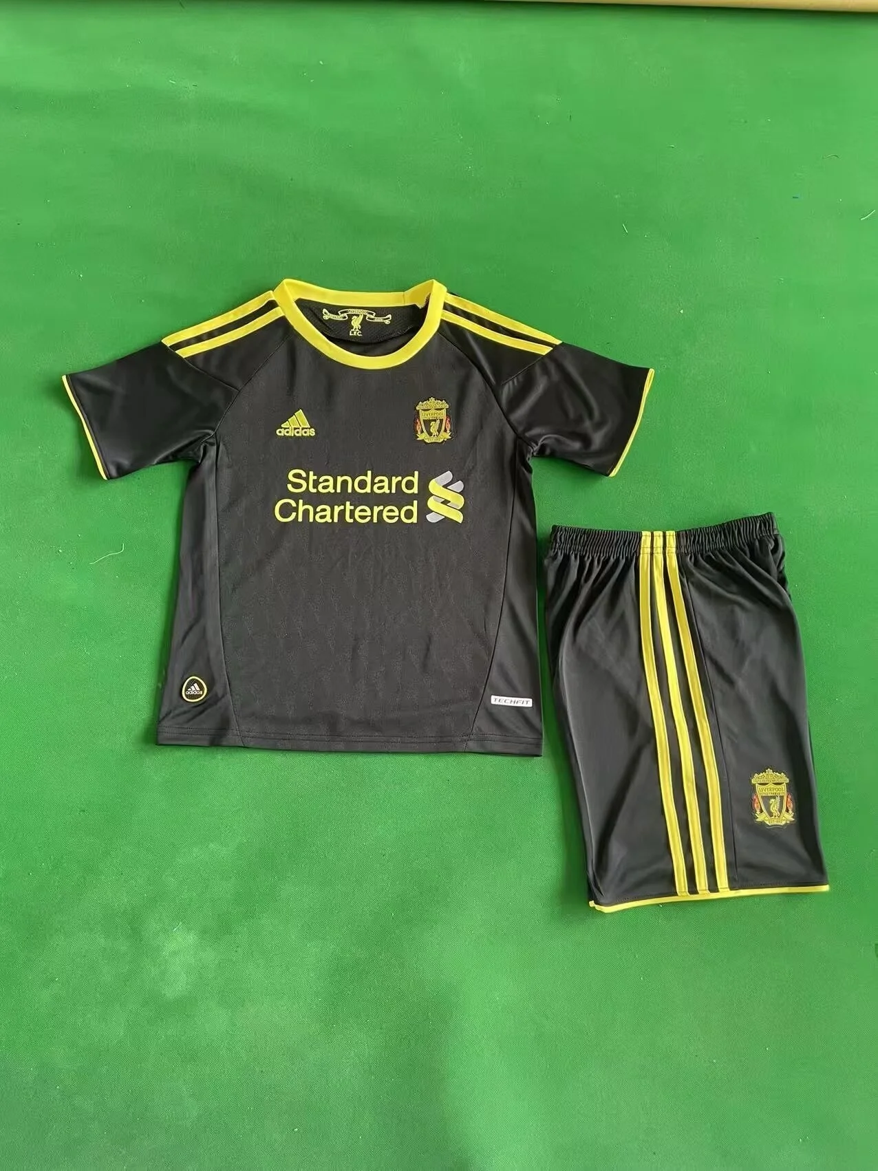 891db0a6 Kit de niño Liverpool retro 10/11 visitante - Imagen 1
