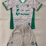 Kit de niño Santos Laguna visitante 25/26
