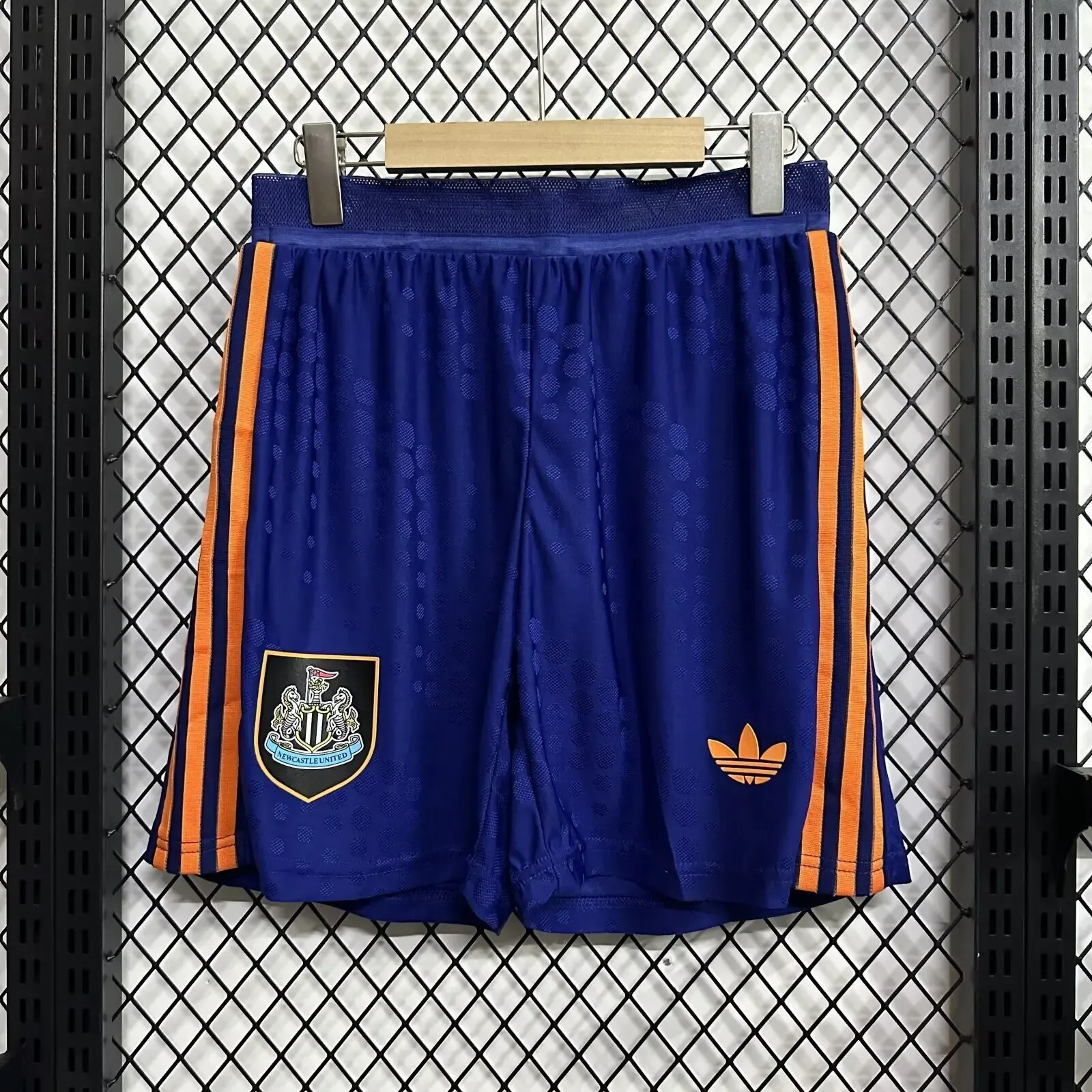 045dd834 Short Newcastle United alternativa 25/26 versión jugador - Imagen 1
