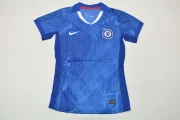 Chelsea local 25/26 versión femenina