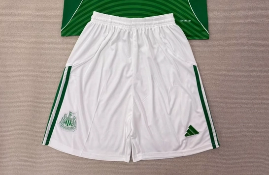 51c094e2 Short Newcastle United visitante 25/26 - Imagen 1