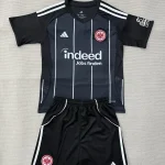 Kit de niño Eintracht Frankfurt edición Champions League 25/26